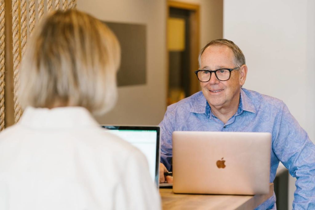 An image of Ed doing a leadership coaching with a woman with her face turned the opposite from the camera.